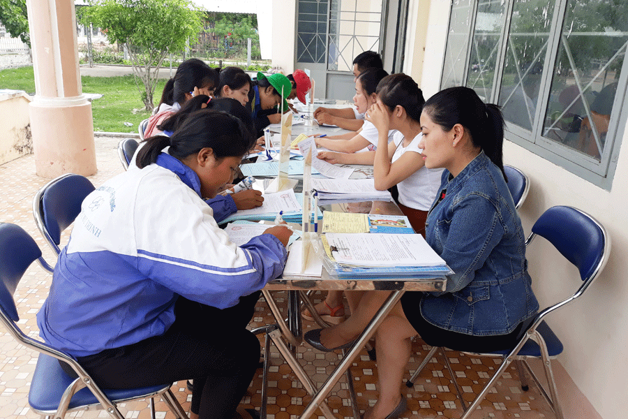 Cán bộ Trung tâm dịch vụ việc làm tỉnh tư vấn giúp đoàn viên-thanh niên đăng ký hồ sơ. Ảnh: M.L