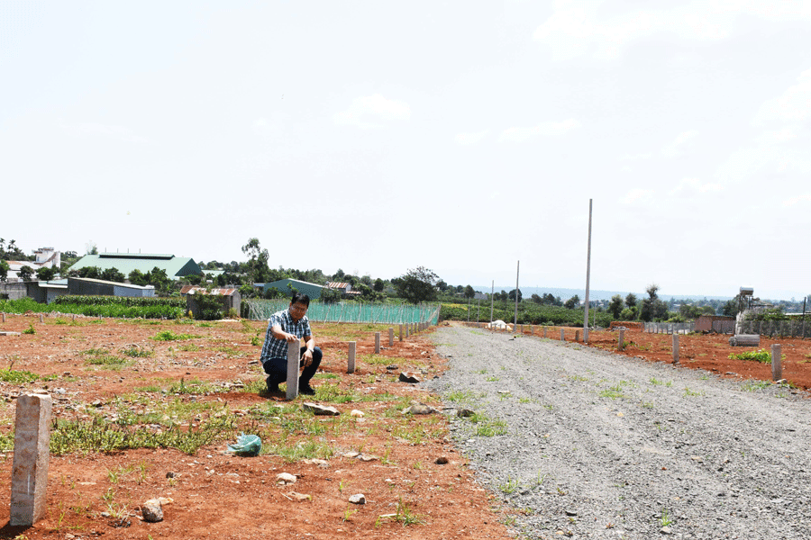 Một số hộ dân tự ý mở đường, cắm cọc, phân hàng trăm lô trên đất nông nghiệp để bán đất nền bị chính quyền xử phạt, yêu cầu khắc phục vi phạm, khôi phục lại hiện trạng ban đầu. Ảnh: M.N Một số hộ dân tự ý mở đường, cắm cọc, phân hàng trăm lô trên đất nông nghiệp để bán đất nền bị chính quyền xử phạt, yêu cầu khắc phục vi phạm, khôi phục lại hiện trạng ban đầu. Ảnh: M.N