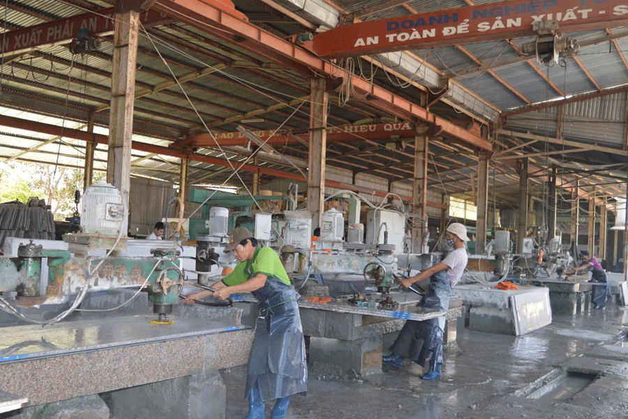 Lao động chế biến đá granite. Ảnh: Đ.Y Lao động chế biến đá granite. Ảnh: Đ.Y