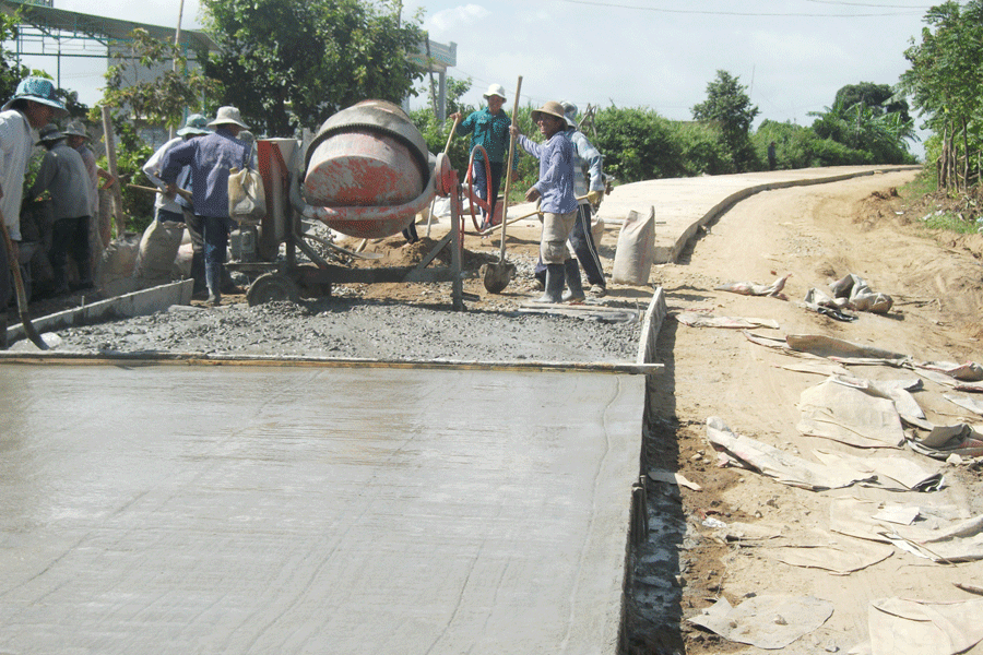 Người dân xã Tân An (huyện Đak Pơ) làm đường giao thông nông thôn. Ảnh: L.A