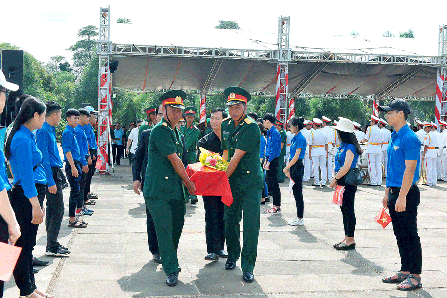 21 hài cốt liệt sĩ đã được an táng tại Nghĩa trang Liệt sĩ huyện Đức Cơ. Ảnh: Đức Thụy 21 hài cốt liệt sĩ đã được an táng tại Nghĩa trang Liệt sĩ huyện Đức Cơ. Ảnh: Đức Thụy
