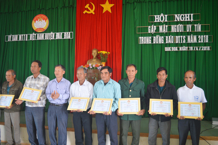 Ủy ban MTTQ Việt Nam huyện Đak Đoa tặng giấy khen cho người có uy tín tiêu biểu. Ảnh: Đ.Y Ủy ban MTTQ Việt Nam huyện Đak Đoa tặng giấy khen cho người có uy tín tiêu biểu. Ảnh: Đ.Y