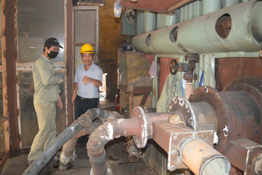 Ông Đặng Khanh Vương (trái) cùng cán bộ Công ty MDF Vinafor Gia Lai kiểm tra bộ phận lò hơi. Ảnh: Đ.Y Ông Đặng Khanh Vương (trái) cùng cán bộ Công ty MDF Vinafor Gia Lai kiểm tra bộ phận lò hơi. Ảnh: Đ.Y