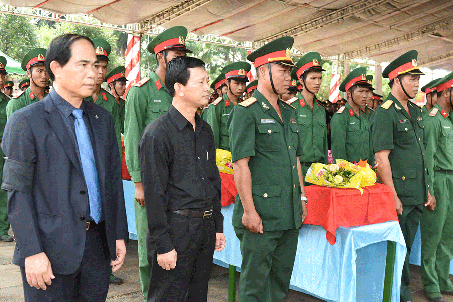 Lãnh đạo tỉnh cùng cán bộ, nhân dân trong tỉnh tại lễ truy điệu, an táng các liệt sĩ Quân Tình nguyện Việt Nam. Ảnh: Đức Thụy
