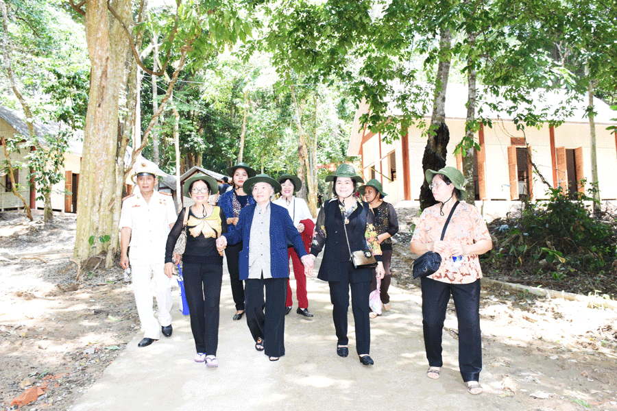 Những cán bộ, đảng viên, chiến sĩ từng sinh sống ở Krong về thăm Khu Di tích. Ảnh: M.N