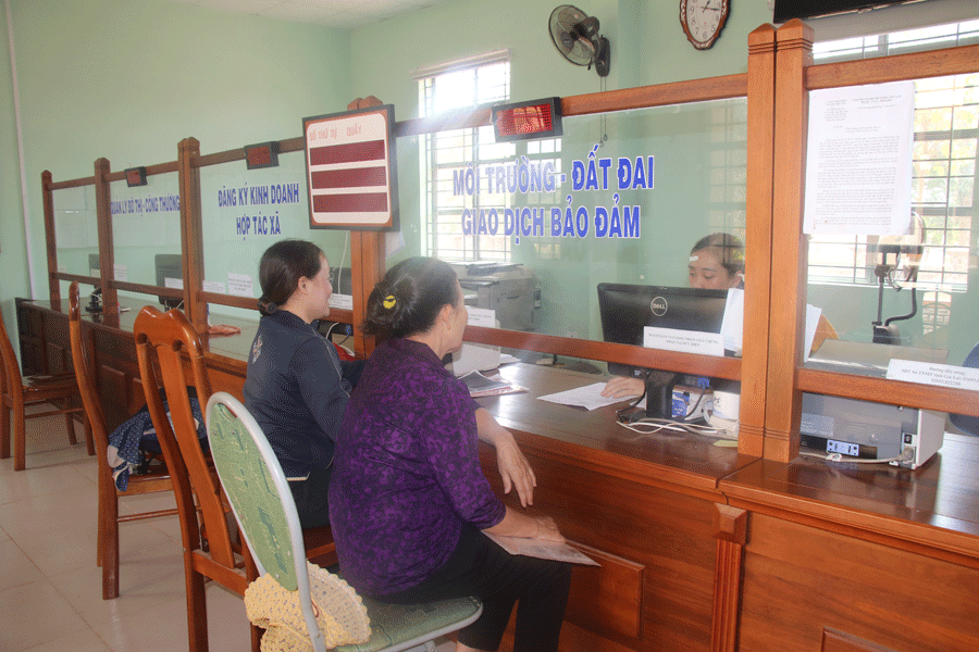 Tiếp nhận và trả hồ sơ tại bộ phận một cửa huyện Chư Pưh. Ảnh: L.V.N Tiếp nhận và trả hồ sơ tại bộ phận một cửa huyện Chư Pưh. Ảnh: L.V.N