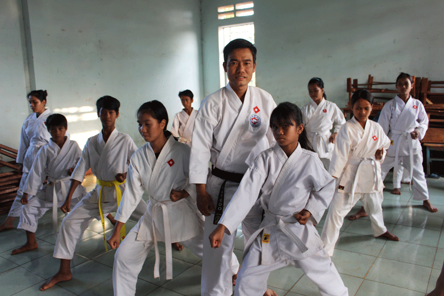 Anh Ngô Hồng Phong bên các võ sinh người Jrai. Ảnh: P.L