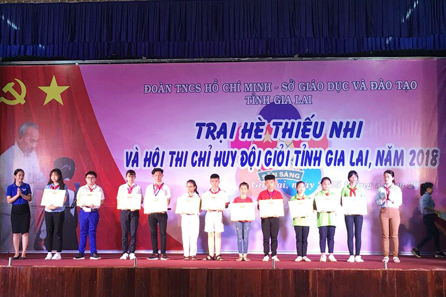 Ban tổ chức trao giải cho các thí sinh. Ảnh: P.L