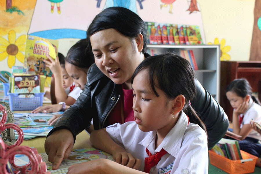 Cô Ly cùng các em sinh hoạt trong thư viện. Ảnh: N.G Cô Ly cùng các em sinh hoạt trong thư viện. Ảnh: N.G