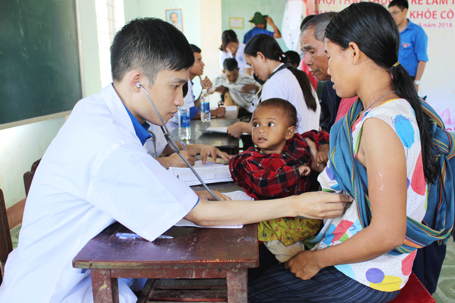 Các y-bác sĩ Câu lạc bộ Thầy thuốc trẻ tỉnh khám bệnh cho người dân. Ảnh: P.L Các y-bác sĩ Câu lạc bộ Thầy thuốc trẻ tỉnh khám bệnh cho người dân. Ảnh: P.L