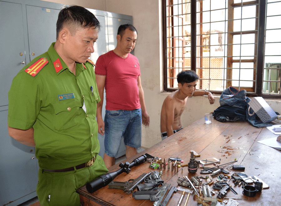 Đối tượng Vương bị bắt cùng rất nhiều vũ khí. Ảnh: N.H