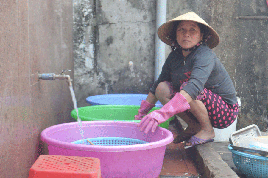 Nhiều hộ gia đình hoang mang vì hóa đơn tiền nước tăng đột biến. Ảnh: D.Q