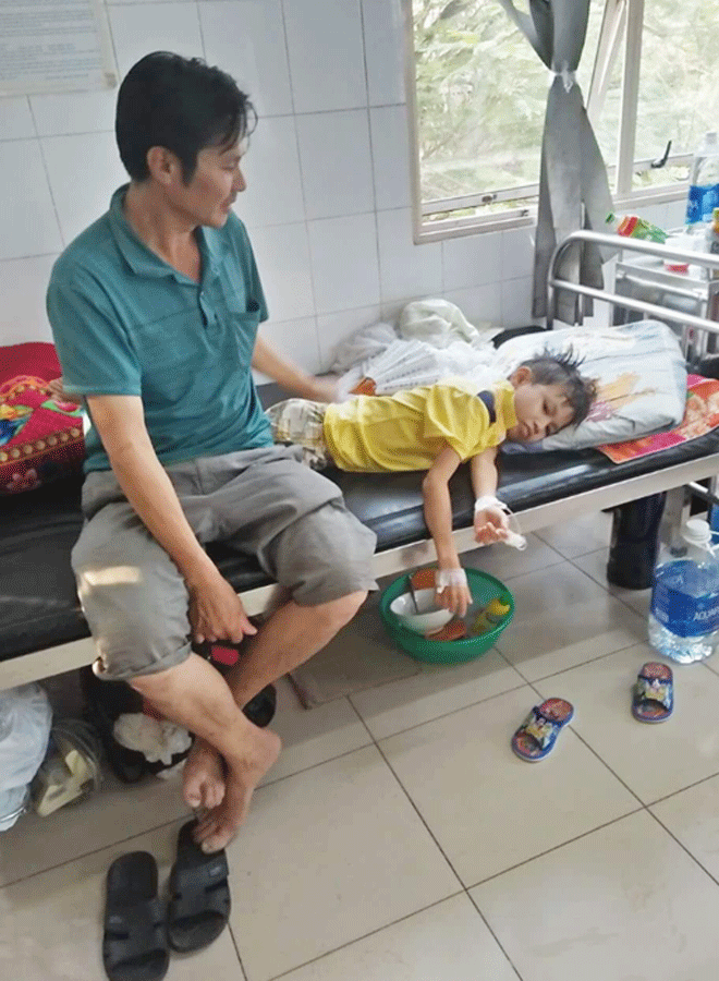 Anh Khoa đang chăm sóc cháu Đức tại Bệnh viện Trung ương Huế. Ảnh: Đ.Y Anh Khoa đang chăm sóc cháu Đức tại Bệnh viện Trung ương Huế. Ảnh: Đ.Y