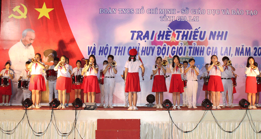 Câu lạc bộ chỉ huy đội giỏi tham gia biểu diễn tại nhà thiếu nhi tỉnh. Ảnh: P.L