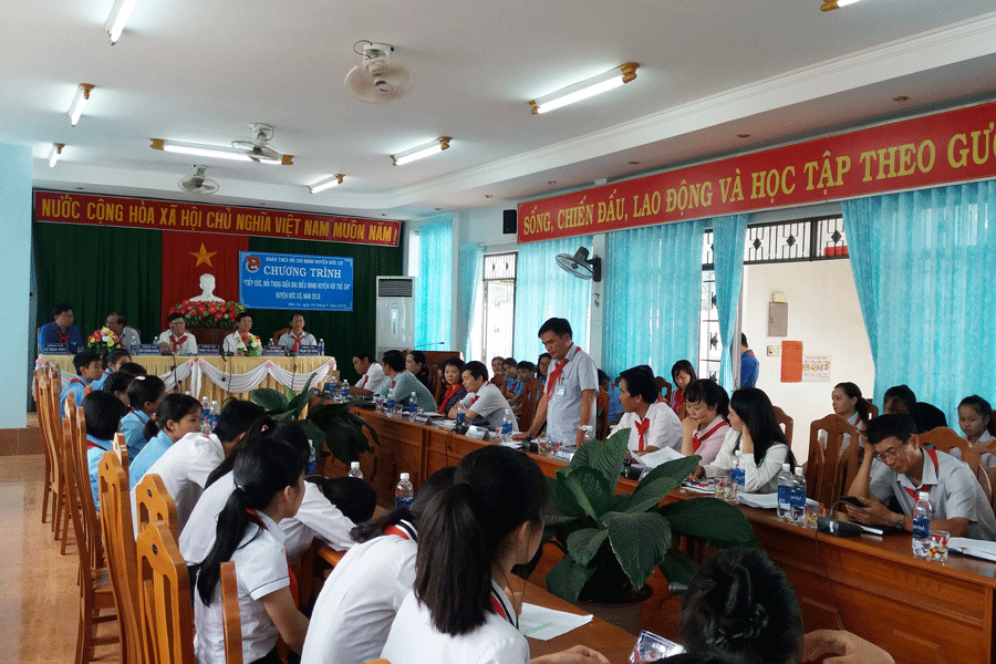 50 trẻ em tham gia buổi tiếp xúc, đối thoại với đại biểu HĐND huyện Đức Cơ. Ảnh: N.N 50 trẻ em tham gia buổi tiếp xúc, đối thoại với đại biểu HĐND huyện Đức Cơ. Ảnh: N.N