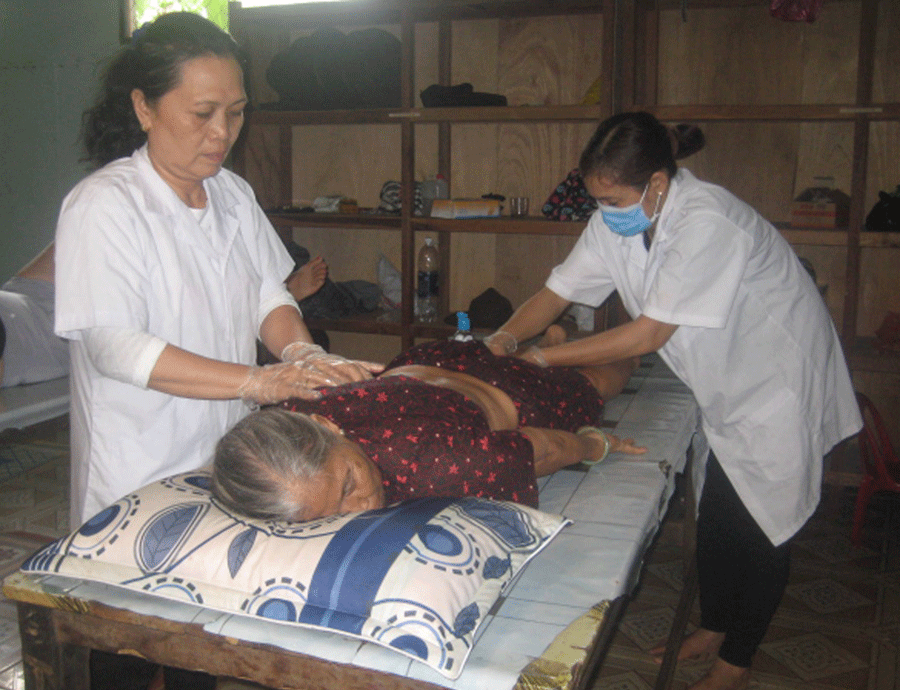 Làm vật lý trị liệu cho một bệnh nhân cao tuổi. Ảnh: H.N Làm vật lý trị liệu cho một bệnh nhân cao tuổi. Ảnh: H.N