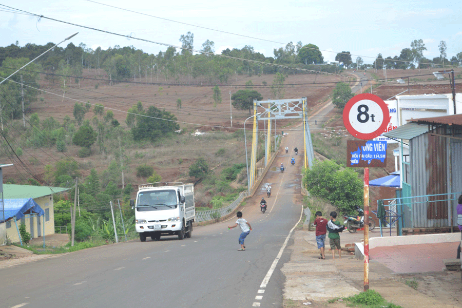 Cầu Công viên (TP. Pleiku) có nguy cơ mất an toàn giao thông. Ảnh: H.C Cầu Công viên (TP. Pleiku) có nguy cơ mất an toàn giao thông. Ảnh: H.C