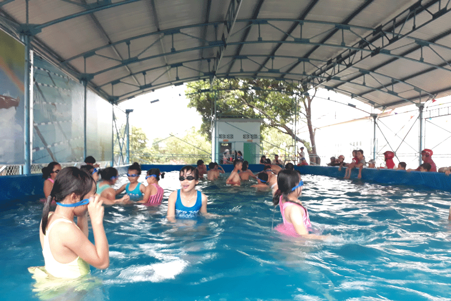 Học sinh học bơi ở bể bơi thông minh trong trường học. Ảnh: N.T Học sinh học bơi ở bể bơi thông minh trong trường học. Ảnh: N.T