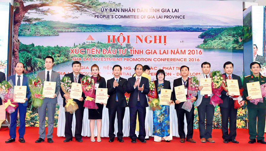 Lãnh đạo tỉnh trao quyết định chủ trương đầu tư và giấy chứng nhận đăng ký đầu tư cho các doanh nghiệp tại Hội nghị xúc tiến đầu tư năm 2016. Ảnh: Đ.T Lãnh đạo tỉnh trao quyết định chủ trương đầu tư và giấy chứng nhận đăng ký đầu tư cho các doanh nghiệp tại Hội nghị xúc tiến đầu tư năm 2016. Ảnh: Đ.T