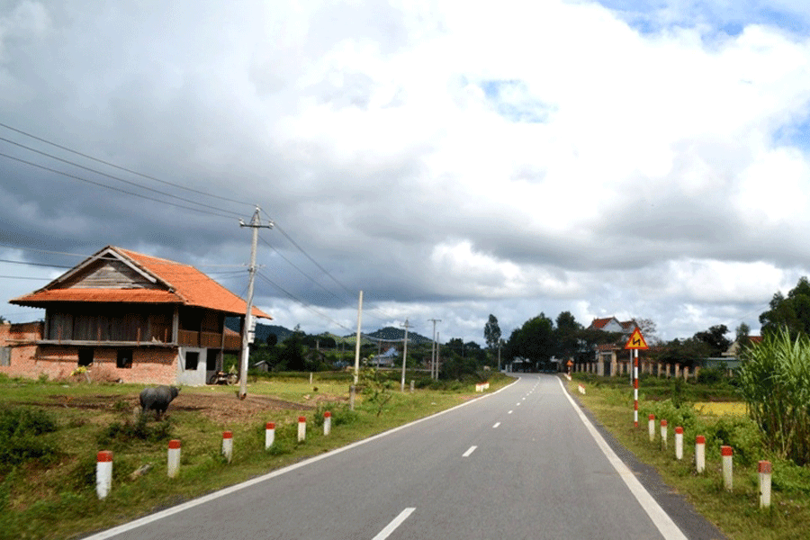 Bộ mặt nông thôn thay đổi nhanh chóng sau khi đường Đông Trường Sơn đi vào hoạt động. Ảnh: Q.T