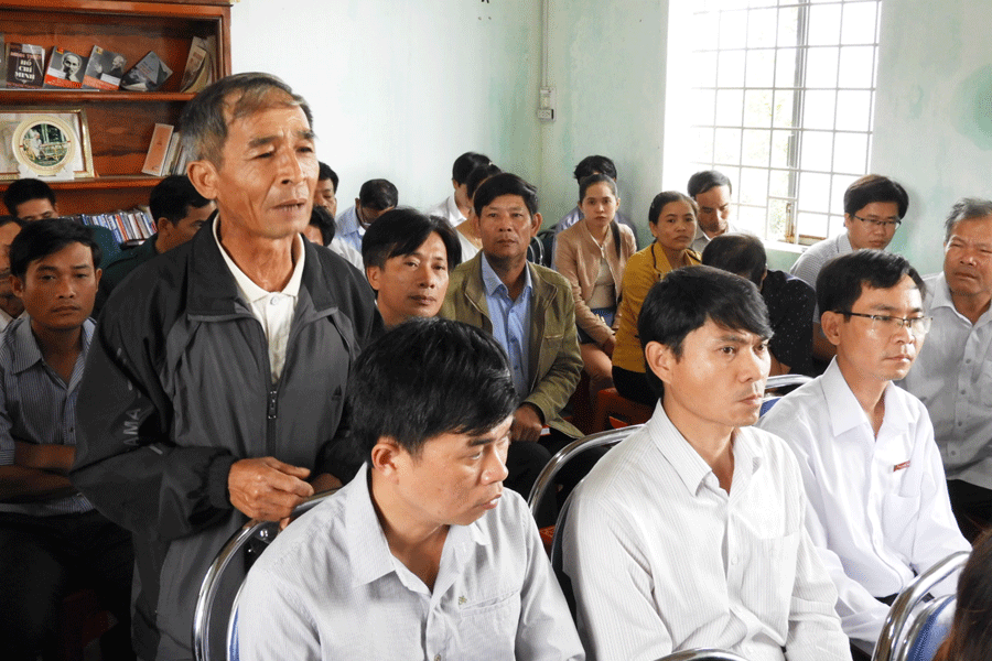 Cử tri bày tỏ kiến nghị với các đại biểu Quốc hội. Ảnh: T.N