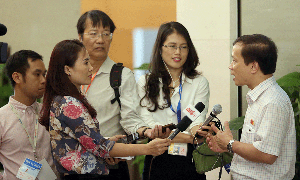 Phóng viên báo đài tác nghiệp tại Quốc hội