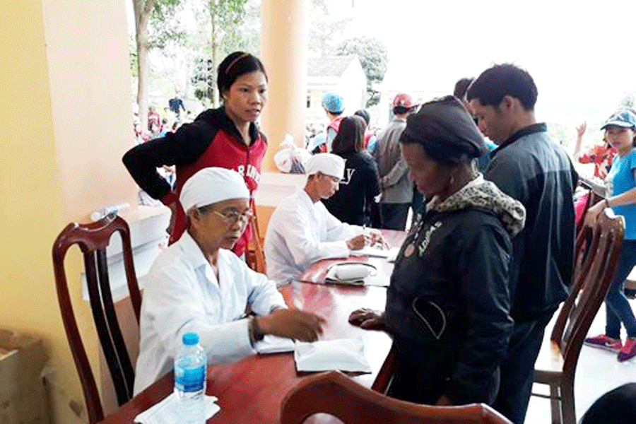 Khám bệnh cho bà con. Ảnh: H.N