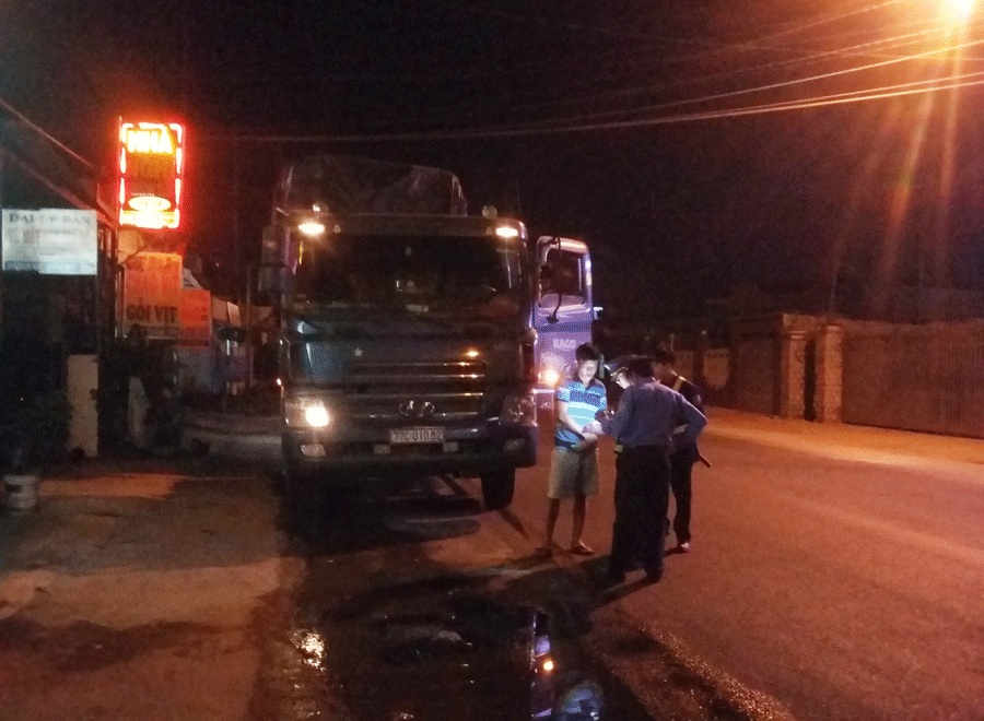 Kiểm tra xe có dấu hiệu vi phạm tải trọng. Ảnh: L.A