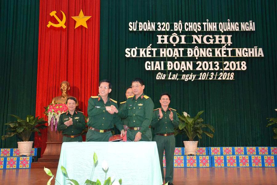 Hai đơn vị ký kết chương trình kết nghĩa. Ảnh: V.H Hai đơn vị ký kết chương trình kết nghĩa. Ảnh:V.H