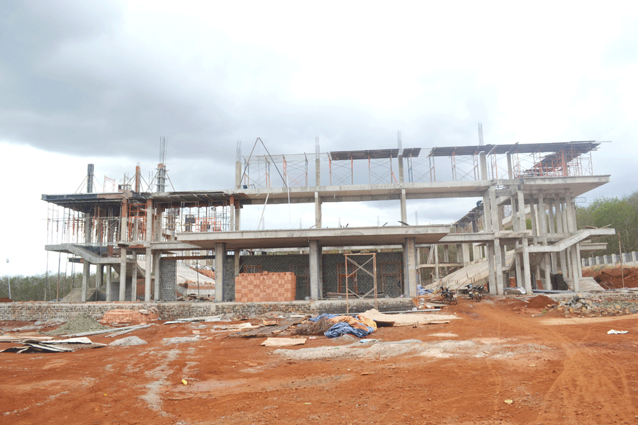 Thi công xây dựng Nhà Thi đấu đa năng huyện Đức Cơ. Ảnh: L.H