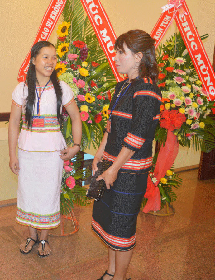 Hai nữ công nhân xuất sắc Pỉ (trái) và Prin, Công ty TNHH một thành viên Cao su Chư Pah. Ảnh: Đ.Y