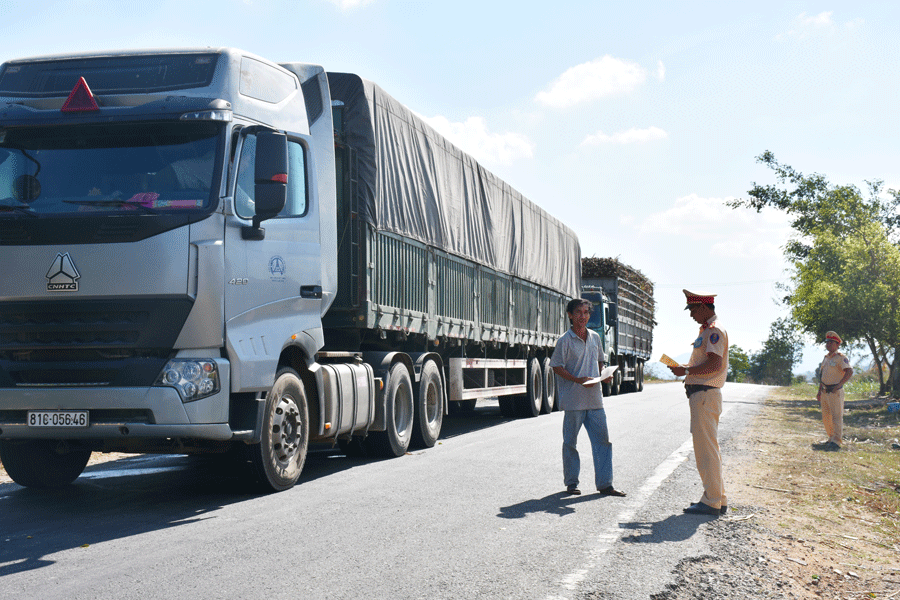 Công an huyện Kông Chro tăng cường kiểm tra, xử lý các phương tiện giao thông vi phạm. Ảnh: N.T Công an huyện Kông Chro tăng cường kiểm tra, xử lý các phương tiện giao thông vi phạm. Ảnh: N.T