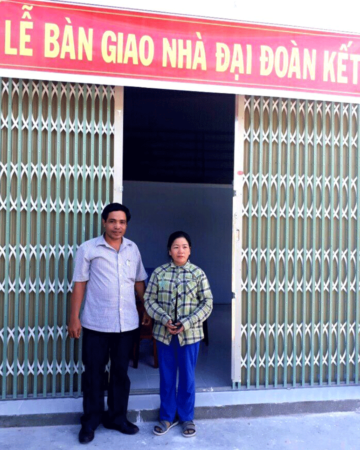 Đại diện lãnh đạo Ủy ban MTTQ Việt Nam thị xã An Khê bàn giao nhà “Đại đoàn kết” cho hộ chị Đào Thị Nga. Ảnh: H.L Đại diện lãnh đạo Ủy ban MTTQ Việt Nam thị xã An Khê bàn giao nhà “Đại đoàn kết” cho hộ chị Đào Thị Nga. Ảnh: H.L
