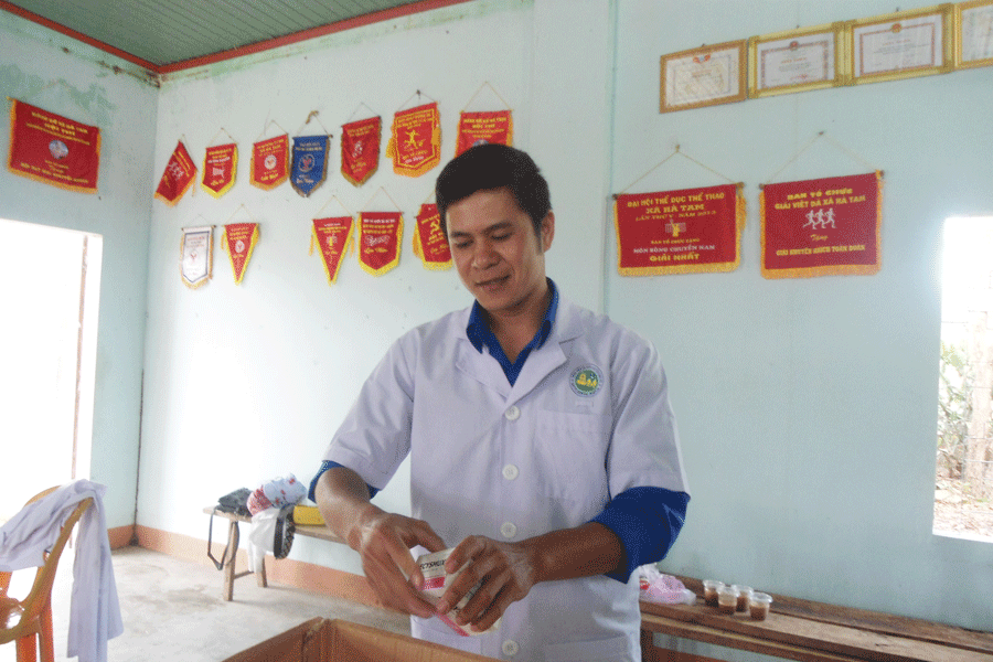 Dược sĩ Nguyễn Nam Trưởng trong đợt khám, phát thuốc tại xã Hà Tam (huyện Đak Pơ). Ảnh: K.H