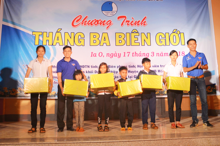 Chương trình “Tháng 3 biên giới” tặng 10 suất học bổng cho các em học sinh vượt khó học giỏi. Ảnh: P.L Chương trình “Tháng 3 biên giới” tặng 10 suất học bổng cho các em học sinh vượt khó học giỏi. Ảnh: P.L