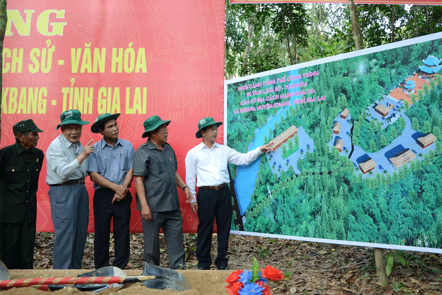 Đồng chí Dương Văn Trang-Ủy viên Ban Chấp hành Trung ương Đảng, Bí thư Tỉnh ủy, Chủ tịch HĐND tỉnh thăm Căn cứ cách mạng Khu 10-xã Krong