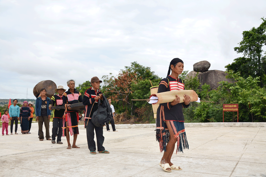 Rah Lan Hieo-phụ tá Vua Lửa cuối cùng di chuyển gươm thần từ nơi cất giữ về “nhà mới”. Ảnh: D.P Rah Lan Hieo-phụ tá Vua Lửa cuối cùng di chuyển gươm thần từ nơi cất giữ về “nhà mới”. Ảnh: D.P