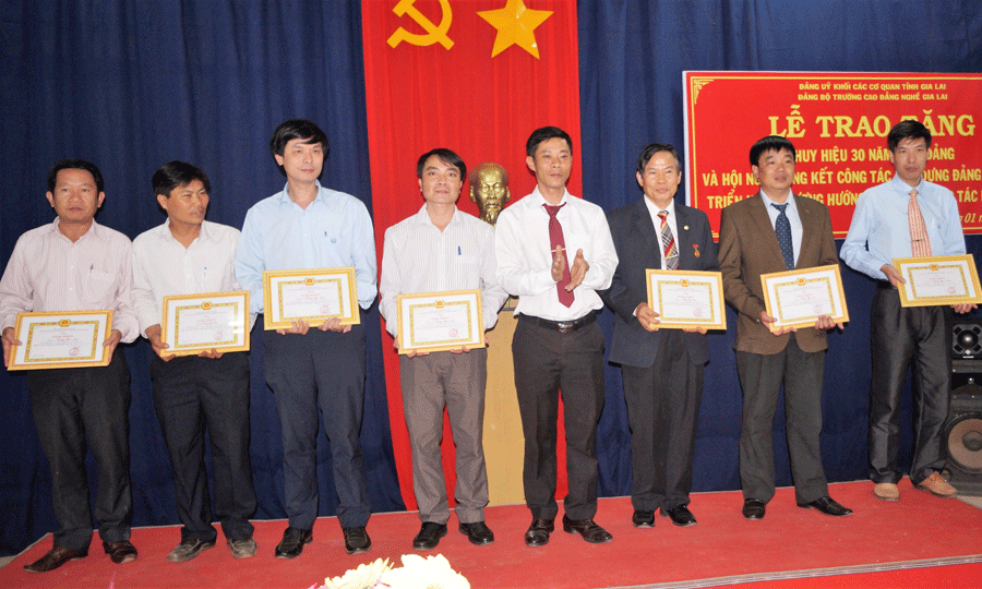 Khen thưởng các tập thể và cá nhân có thành tích trong công tác xây dựng Đảng. Ảnh: T.N Khen thưởng các tập thể và cá nhân có thành tích trong công tác xây dựng Đảng. Ảnh: T.N