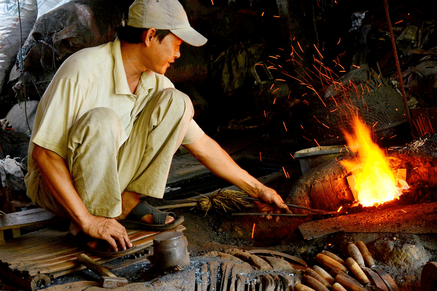 Nghề rèn ở làng Phương Danh. Ảnh: T.Đ