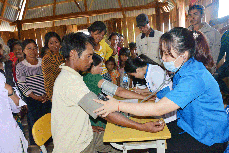 Các y, bác sĩ tại Bệnh viện Đa khoa tỉnh khám bệnh cho người dân làng Bút. Ảnh: V.N