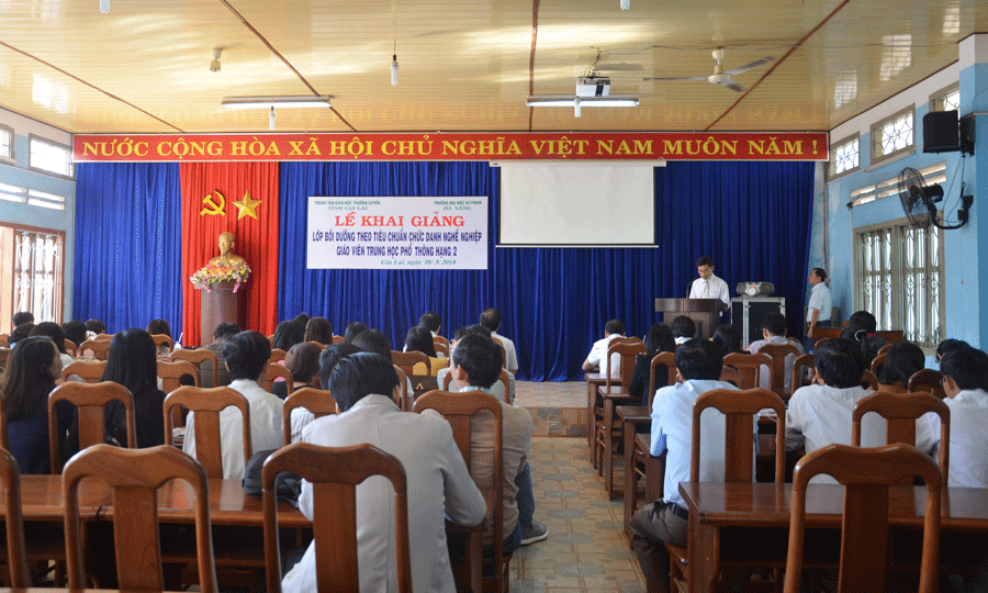 Có 77 học viên tham gia lớp bồi dưỡng chuẩn chức danh nghề nghiệp giáo viên THPT hạng 2. Ảnh: P.L