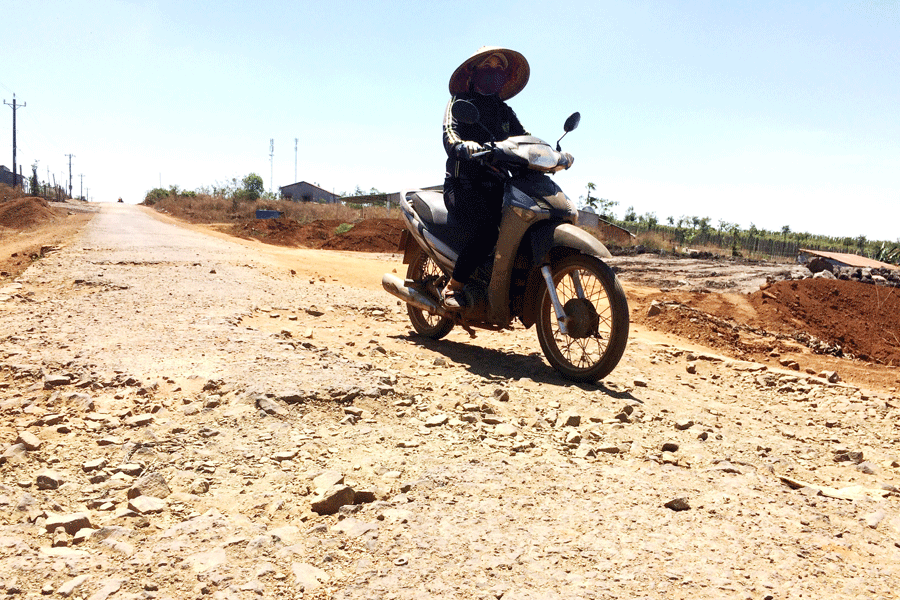 Đường xuống cấp tiềm ẩn mối nguy hiểm cho người đi đường mỗi khi lưu thông qua đây. Ảnh: L.H