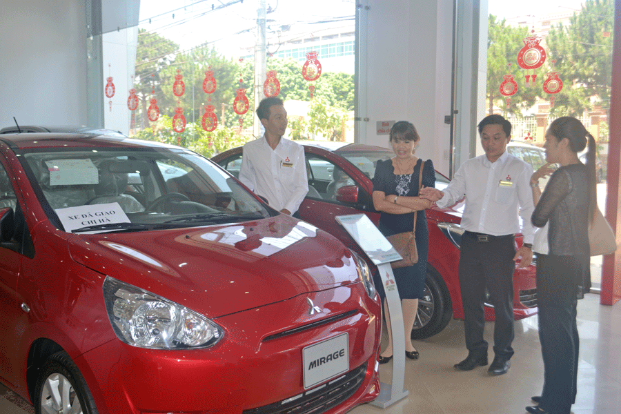 Khách hàng lựa chọn ô tô tại một showroom trên địa bàn TP. Pleiku. Ảnh: L.L