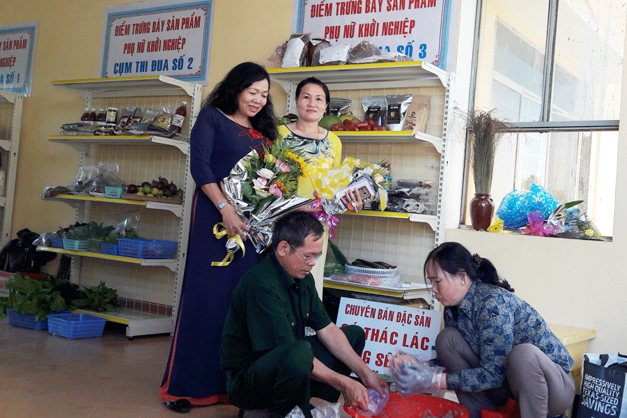 Vợ chồng bà Nguyễn Thị Vũ chế biến món chả cá thác lác đánh bắt từ sông Sê San. Ảnh: Đ.Y