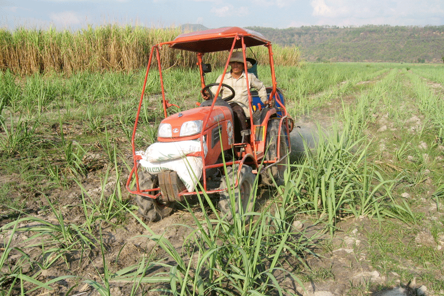 Đưa cơ giới vào sản xuất nông nghiệp. Ảnh: Đức Phương Đưa cơ giới vào sản xuất nông nghiệp. Ảnh: Đức Phương