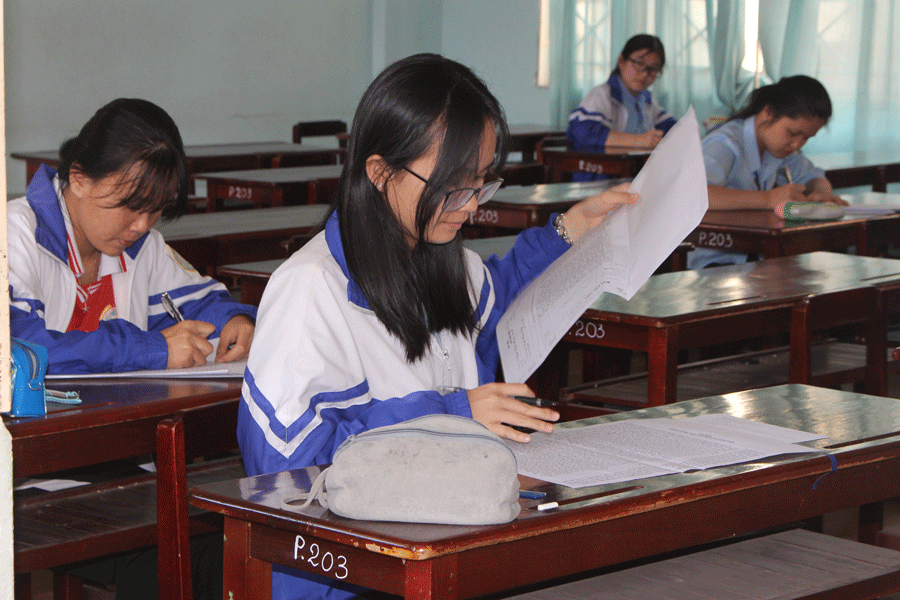 Các em học sinh tham gia thi môn Ngữ văn trong đợt thi thử THPT quốc gia 2018 lần 1 của Trường THPT Chuyên Hùng Vương. Ảnh: N.G Các em học sinh tham gia thi môn Ngữ văn trong đợt thi thử THPT quốc gia 2018 lần 1 của Trường THPT Chuyên Hùng Vương. Ảnh: N.G