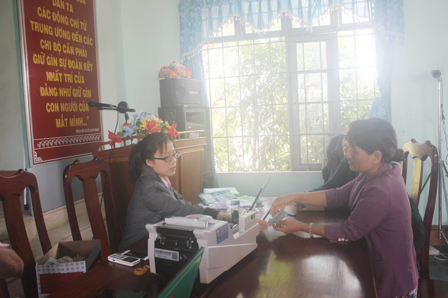 Một phiên giao dịch lưu động tại xã của Phòng Giao dịch Ngân hàng CSXH huyện Đak Pơ. Ảnh: S.C Một phiên giao dịch lưu động tại xã của Phòng Giao dịch Ngân hàng CSXH huyện Đak Pơ. Ảnh: S.C