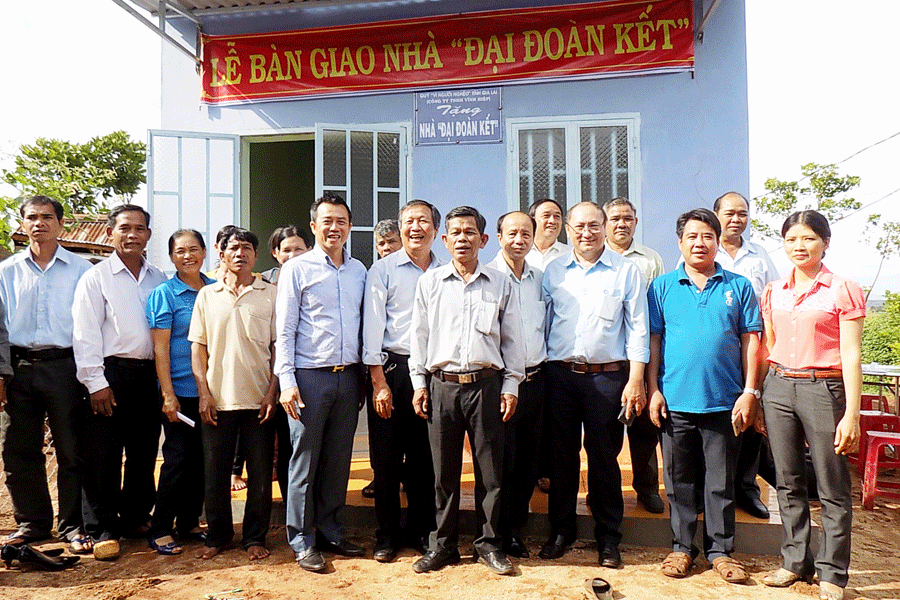 Trao tặng nhà “Đại đoàn kết” cho hộ nghèo tại huyện Đak Đoa. Ảnh: T.N