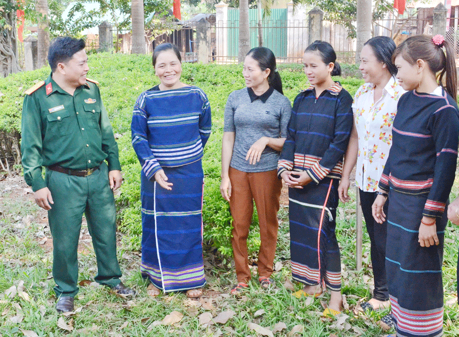 Chị Rơ Lan Hkem (thứ 2 từ trái sang) trao đổi kinh nghiệm cạo mủ với cán bộ, người lao động trong đơn vị. Ảnh: V.H