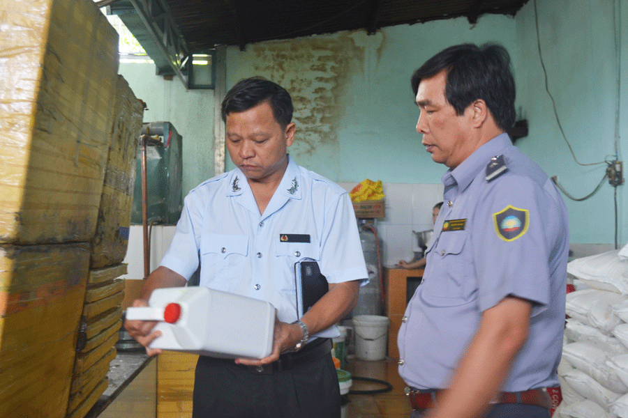 Cơ quan chức năng kiểm tra một cơ sở chế biến thực phẩm. Ảnh: L.L